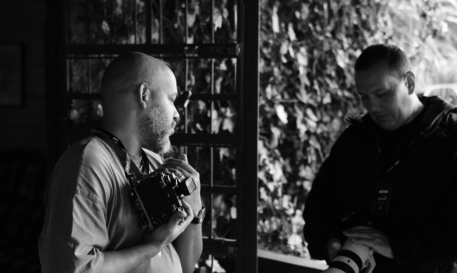 Fotografo urbano trabajando entre edificios y luz dramatica.